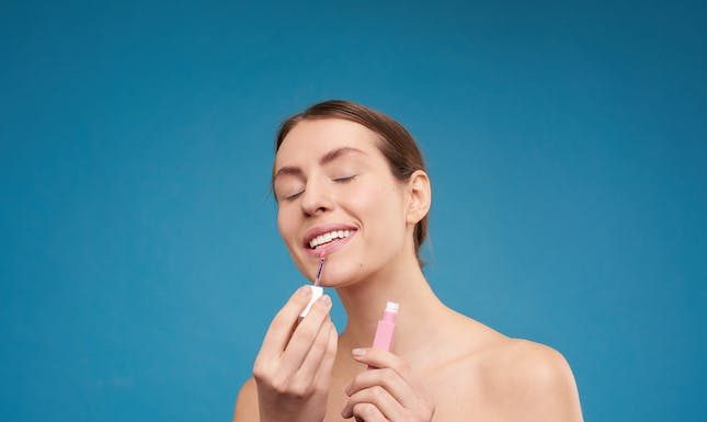 Expert Tips For Long Lasting Holiday Makeup That Will Keep You Glowing Whole Day