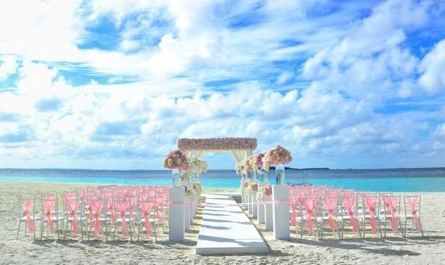 The Knot and the Date: When to Tie Them Together for Your Wedding Venue