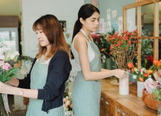 How to Choose the Right Flowers for Your Home’s Color Scheme