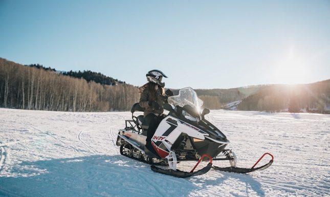 Why a Private Snowmobiling Tour is Best for Your Big Family Outing