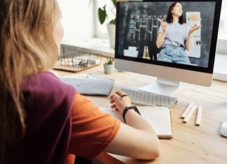 10 Ways Online English Tutors Improve Communication Skills
