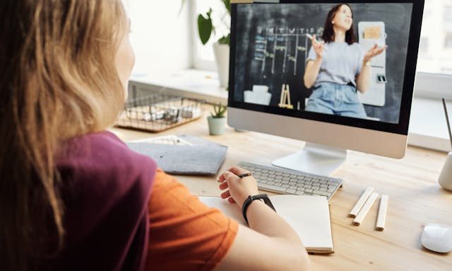 10 Ways Online English Tutors Improve Communication Skills