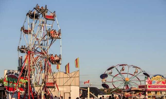 The Smart Way Families Pay for Theme Park Trips Without Blowing the Budget