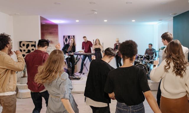 Here’s How To Organise The Best House Party For Your Guests In 2026