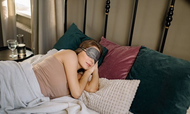 The Ultimate Bedding Guide: Choosing Between Cotton, Linen, Bamboo & Other Fabrics for Better Sleep