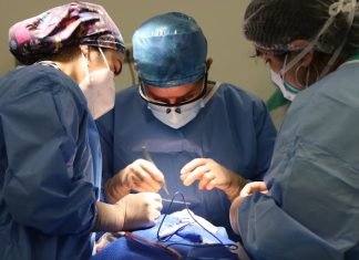 What to Look for in a Facelift Surgeon Before Making Your Decision
