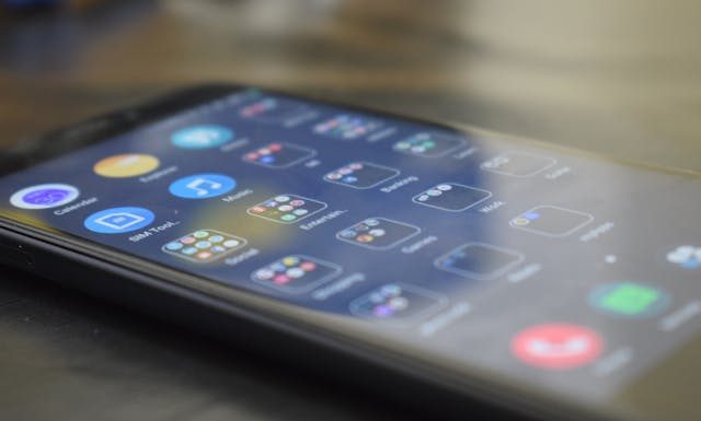 OPPO Reno15 5G: Framing Every Squad Member