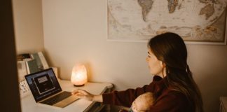 How Mothers Can Earn Money Via Trading, Buying, and Selling Foreign Currency Online